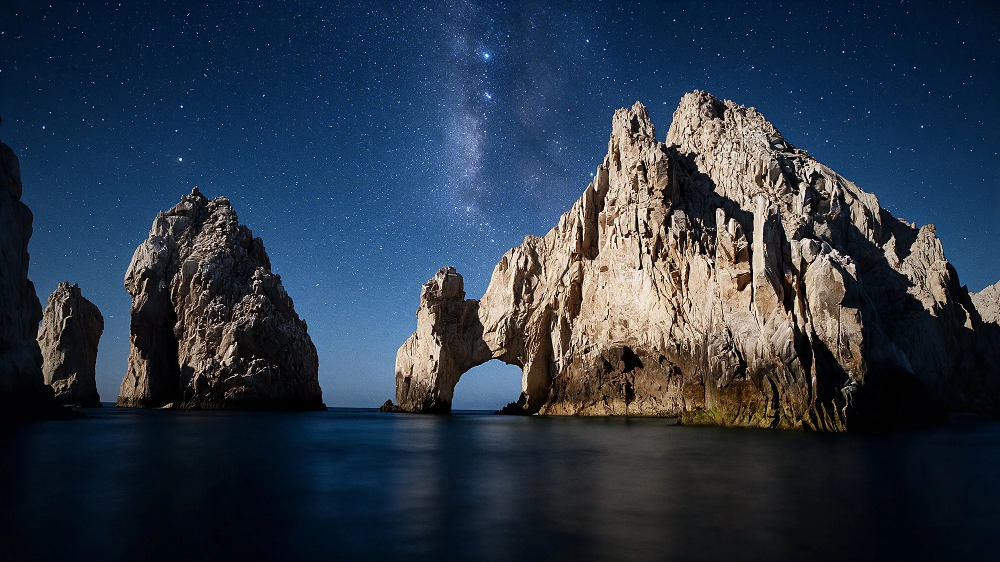 El Arco de Cabo San Lucas de noche, bajo las estrellas